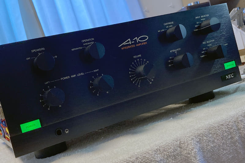 フロントパネルを装着。端正な表情が戻った