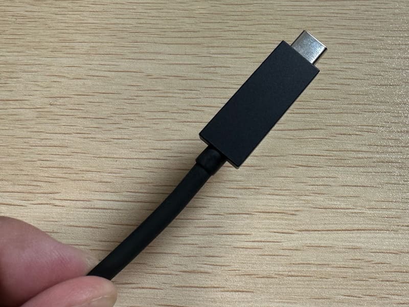 接続用ケーブル。見ての通り、USB Type-C。コネクターはかなり堅牢だが、ケーブル部はしなやかだ