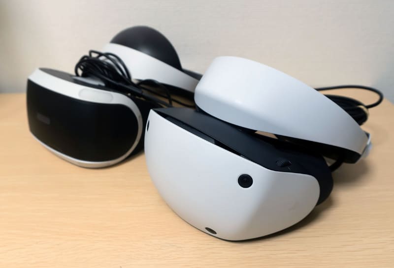 手前がPS VR2、奥がPS VR1