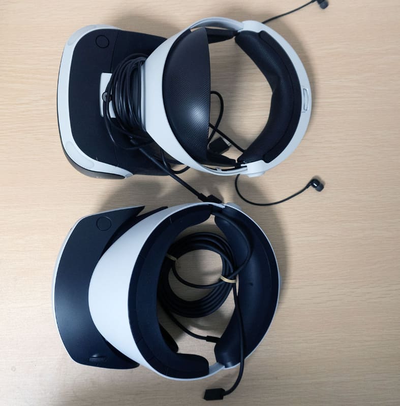 上がPS VR1、下がPS VR2。コンパクトになったように感じるが、これは頭に取り付けるバンドの伸縮幅が広がり、一番小さくした時の幅が小さくなった影響だ