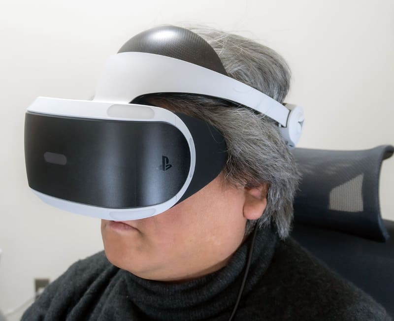 PS VR1。前に四角く突き出している印象が強い