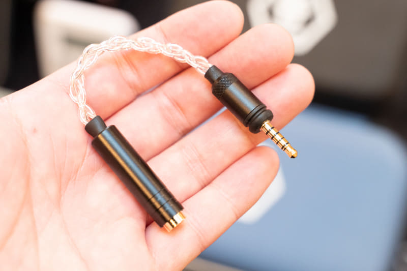 別売の変換アダプタケーブル