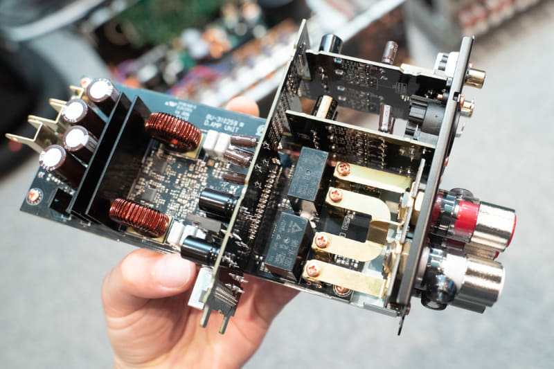 ワイヤーを使わず、真鍮製のバスバーで接続している