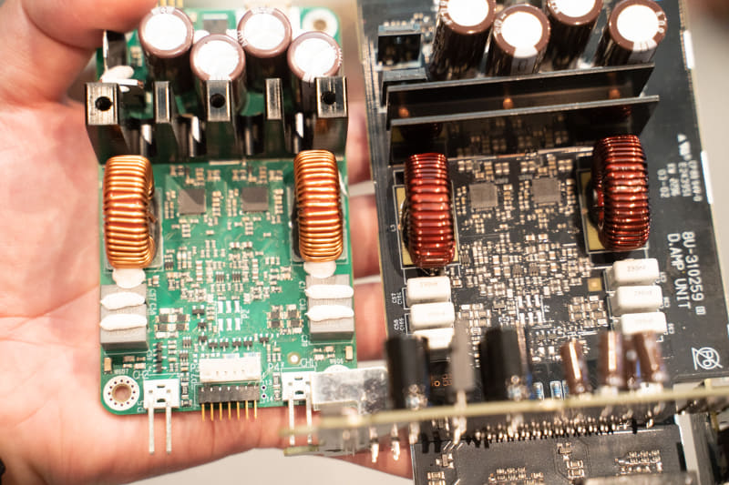 Class Dアンプモジュール。左がベースとなるICEpowerのもの、右がAMP 10のモジュール。全体のレイアウトは同じだが、採用しているパーツなどがまったく違う