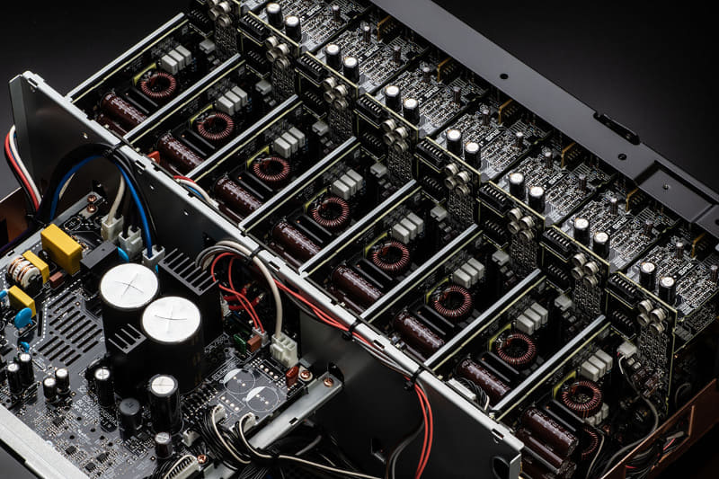 Class Dアンプモジュールが並んだ内部