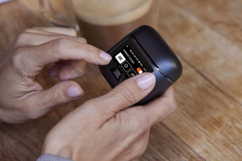 JBL Tour Pro 2 充電ケース 充電器 本体のみ ブラック 黒 美品 JBL Tour Pro 2 充電ケース 充電器 本体のみ ブラック 黒