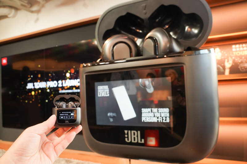 左が「JBL TOUR PRO 2」の本物、右は今年のCES会場で使われた「TOUR PRO 2」の巨大モデル