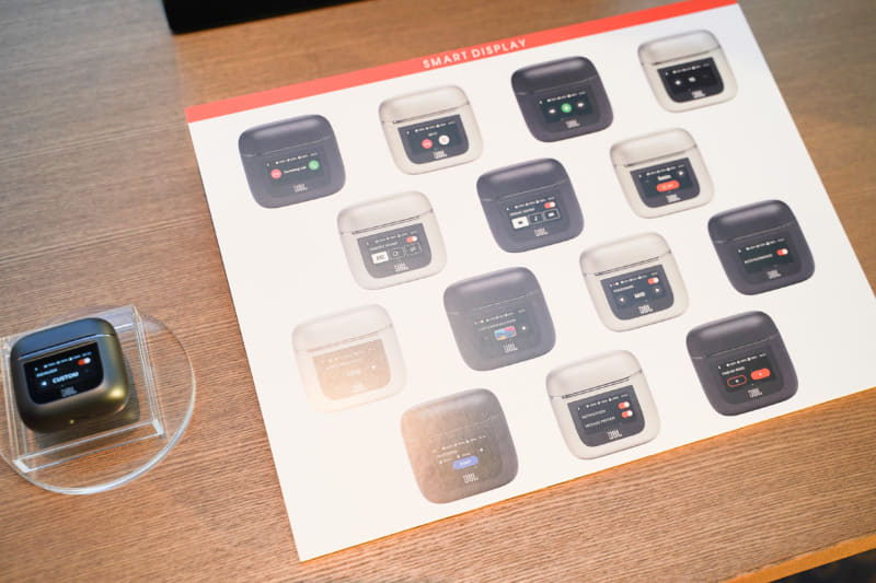 充電ケースに搭載したスマートタッチディスプレイから、様々な設定や機能が利用可能
