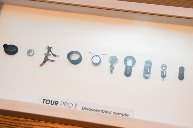 JBL TOUR PRO 2の構成パーツ。DLC(Diamond-Like Carbon)コーティングを施した10mm径のダイナミック型ドライバーを採用している