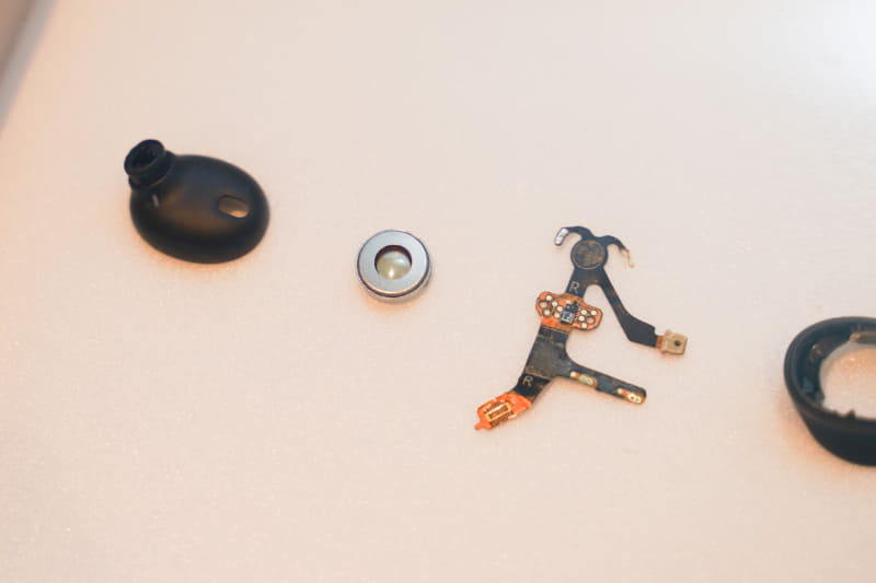 JBL TOUR PRO 2の構成パーツ。DLC(Diamond-Like Carbon)コーティングを施した10mm径のダイナミック型ドライバーを採用している