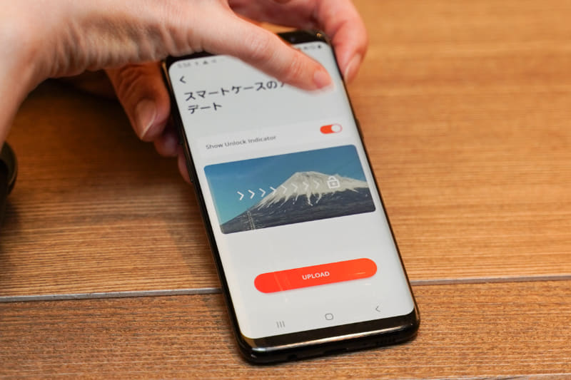 3月下旬頃のアップデートでは、スマートフォンの中にある好きな写真を、アプリを経由して、ケースへと転送。スマートタッチディスプレイに表示する機能が追加予定