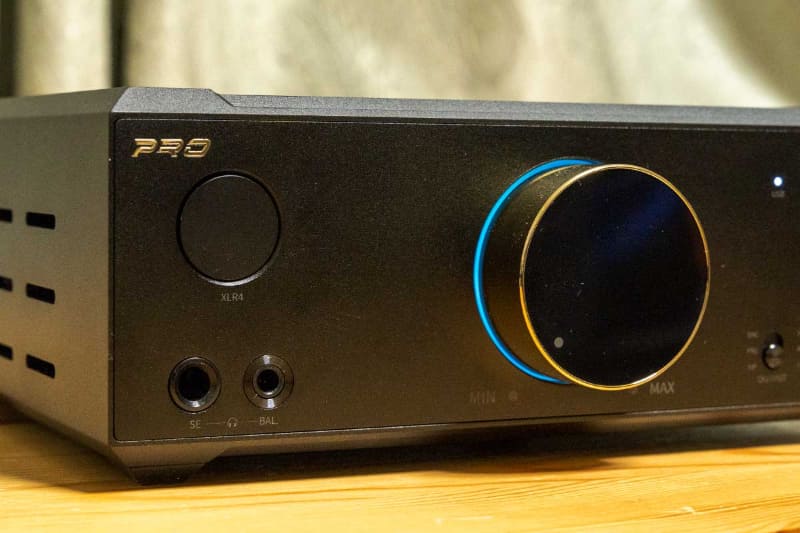 ボリュームノブはゴールドフィニッシュで、周囲にはRGBインジケーターライトを備える