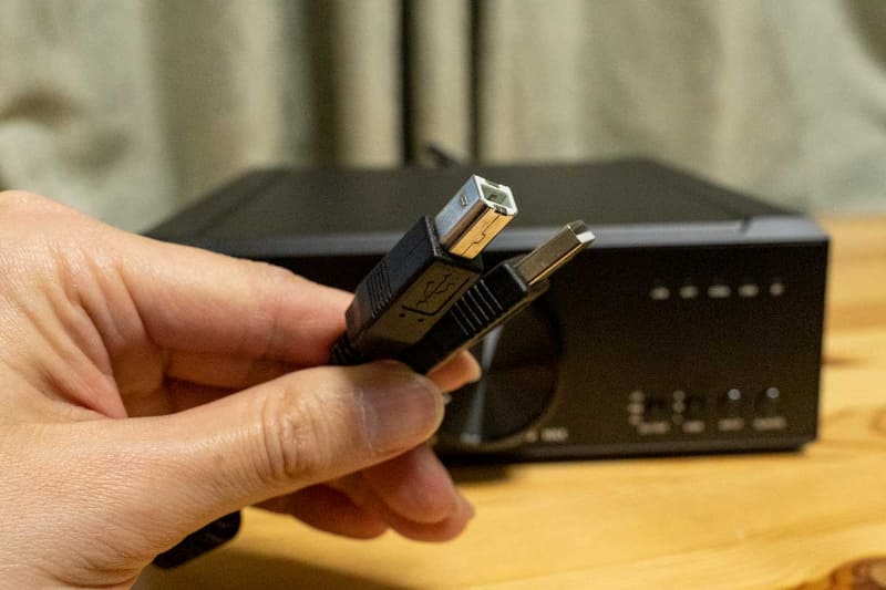 付属のUSBケーブルはUSB Type-A to Type-Bケーブル
