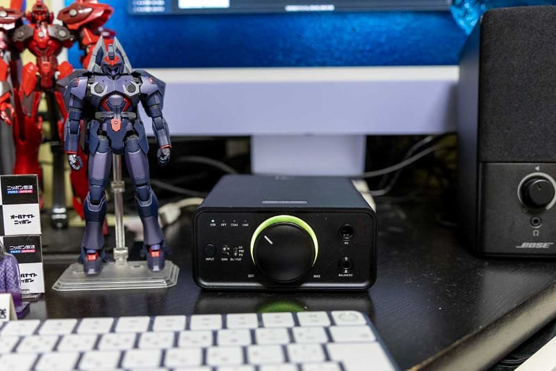 フィギュアやアクリルスタンドなど、なにかとモノが増えがちなデスクまわりに、FiiO K7のコンパクトさは大きな魅力