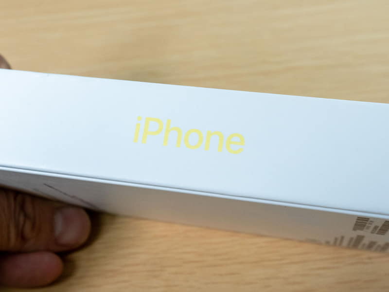 箱はこんな感じ。ロゴもイエロー、というより、ゴールドに近い