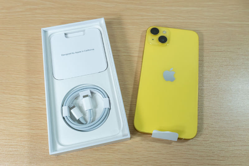 中に入っているのは、本体の他には充電ケーブルと簡易マニュアルだけ