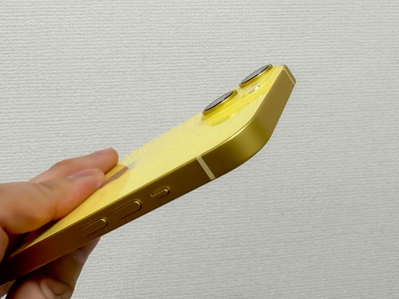 サイドは金属質なイエローで、ちょっとゴールドっぽくもある