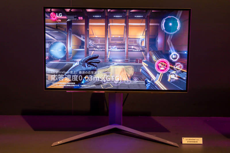 会場に展示されていた、26.5型有機ELゲーミングモニター「27GR95QE-B」(4月7日発売・約15万円)