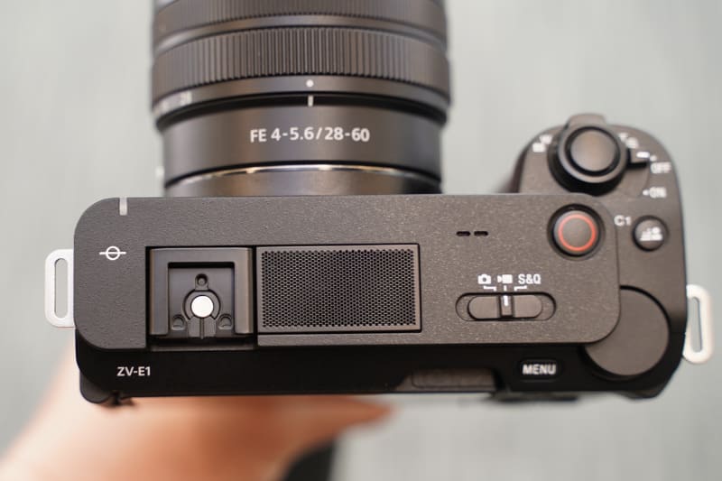 内蔵マイクは「インテリジェント3カプセルマイク」