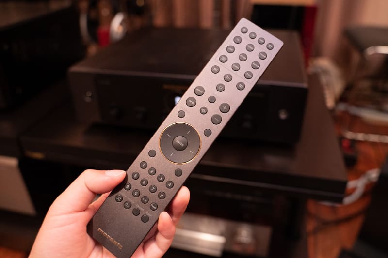 付属のリモコン。入力切り替えをはじめ、メニュー操作なども行える。が、テレビのリモコンで大まかな操作ができてしまうため、今回の試聴ではほとんど出番がなかった