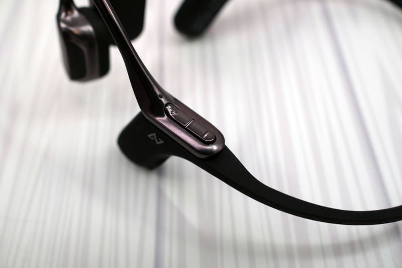 左側上部のボリュームボタン