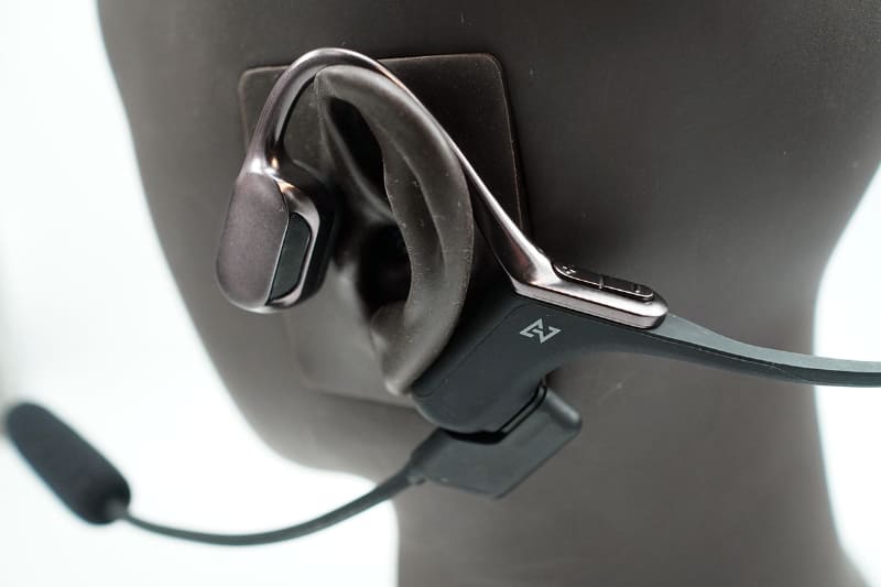 耳穴に向かって中高音を放出する