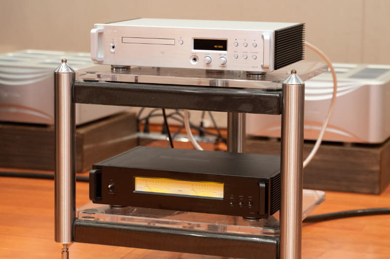 VRDS-701(上)とAP-701(下)だけでCD再生環境が構築できる