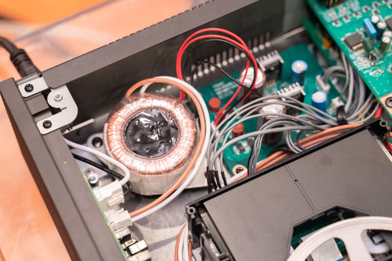 3基のトロイダル型電源トランスを搭載している