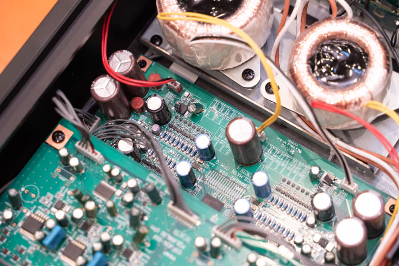 青くて小さなパーツがMELF抵抗器