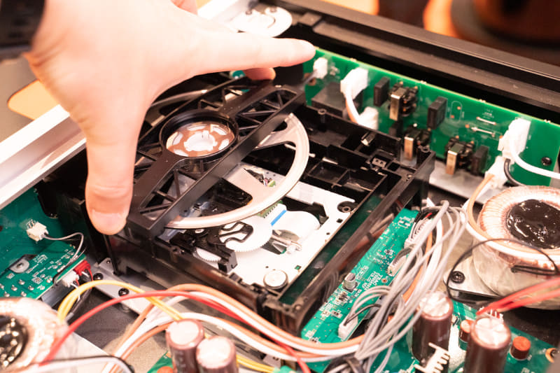 フローティング保持されているので、ドライブメカを触ると、メカ全体が少し動く