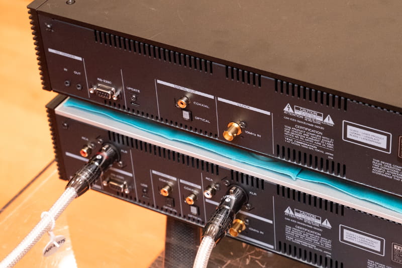 BNCの10MHz正弦波マスタークロック入力も備えている