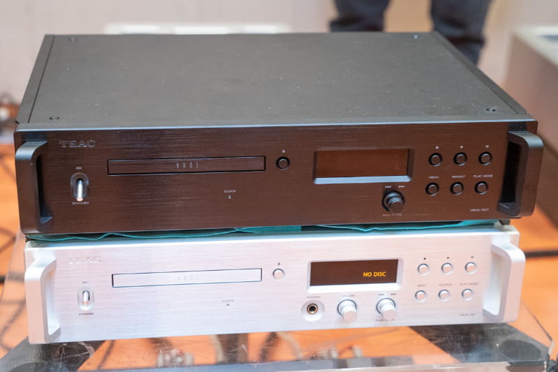 上からVRDS-701T、VRDS-701。ノブの位置が微妙に違うのがわかる