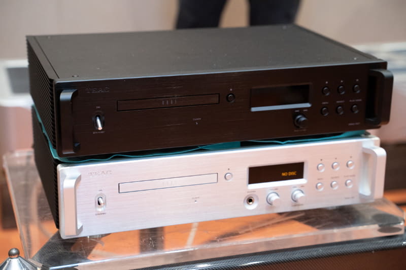 上がCDトランスポート「VRDS-701T」のブラック、下がCDプレーヤー「VRDS-701」のシルバー