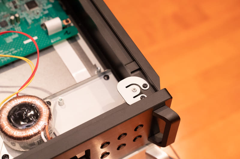 天板は、独特の形状をしたスチール材を介してフローティングするように留められている