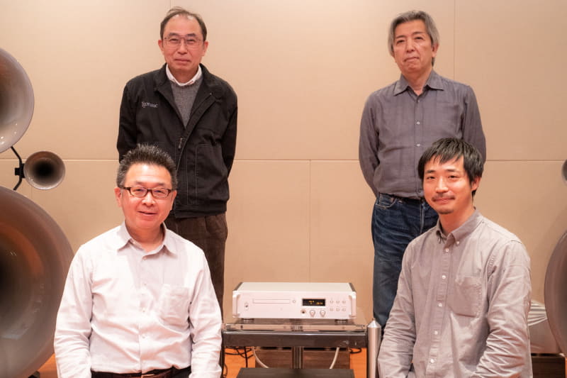 手掛けた4人にお話を伺った。左下から時計回りに開発・企画本部 開発グループの村田龍哉部長、機構設計グループ藤村信彦氏、電気設計グループ 岡田千里氏、開発・企画本部 吉田穣氏