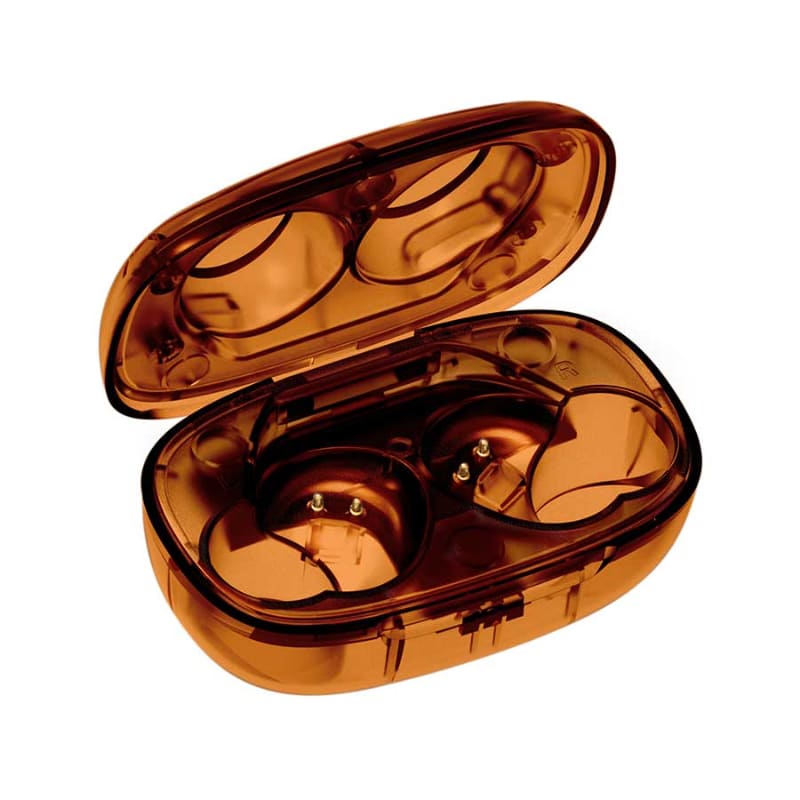 スケルトンカラーのブラウンを採用。ケースはワイヤレス充電に対応した