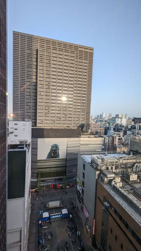 ラウンジの窓からは、すぐ隣にある新宿東宝ビルが見える