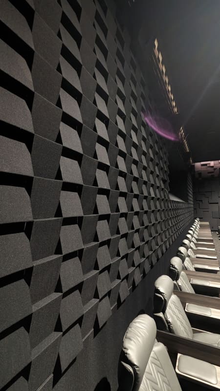 背面の壁には、全シアターで三角形のブロックを配置