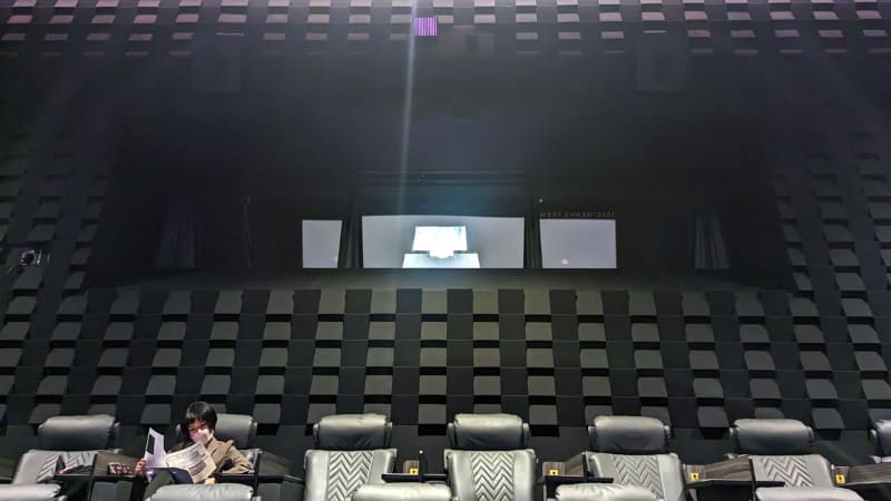 背面の壁には、全シアターで三角形のブロックを配置