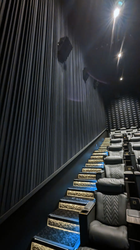 シアター8の側面。表面仕上げをドレープとしているものの、裏の吸音材を斜めにカットする事でエコーが発生しないようにした