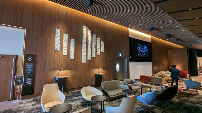 10階ラウンジ。各階で異なるアート作品を展示