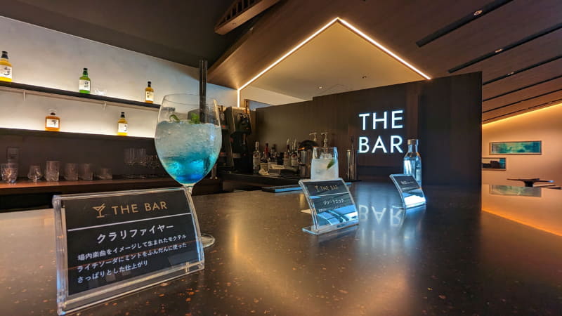 オリジナルカクテルやウイスキーが楽しめるバーも設置