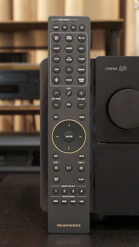 付属のリモコン。豊富な入力をワンボタンで切り替えできる