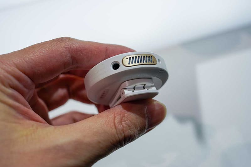 トランスミッター側面。ラベリアマイク用の端子も備える