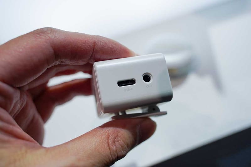 レシーバー側面。USB-Cと音声出力端子を装備