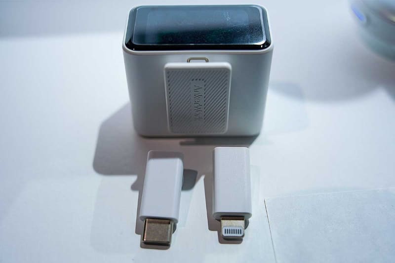 本体にはUSB-C、Lightning用の接続端子が付属。環境に合わせて付け替えられる