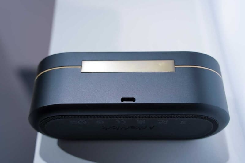 ケース背面にUSB-Cポートを装備