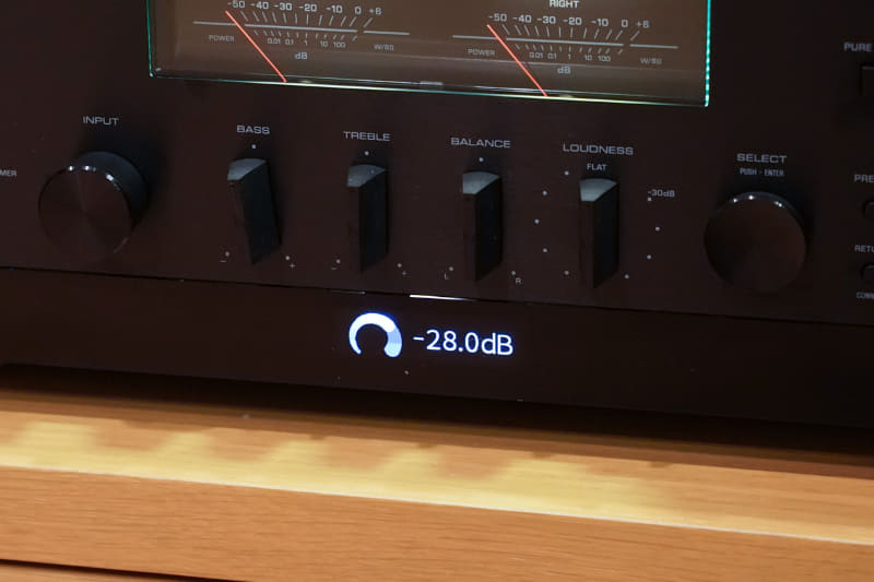 フロントパネル下部には有機ELディスプレイも