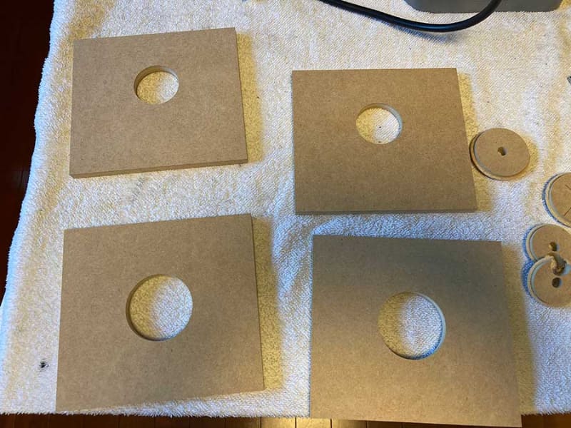 自在ノコを使って穴をあける