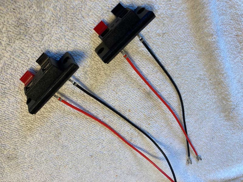 配線やユニットをねじ止めして完成